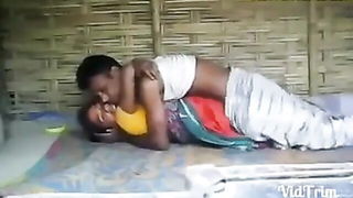 Passionate Bangla couple kissing xxx video thumbnail